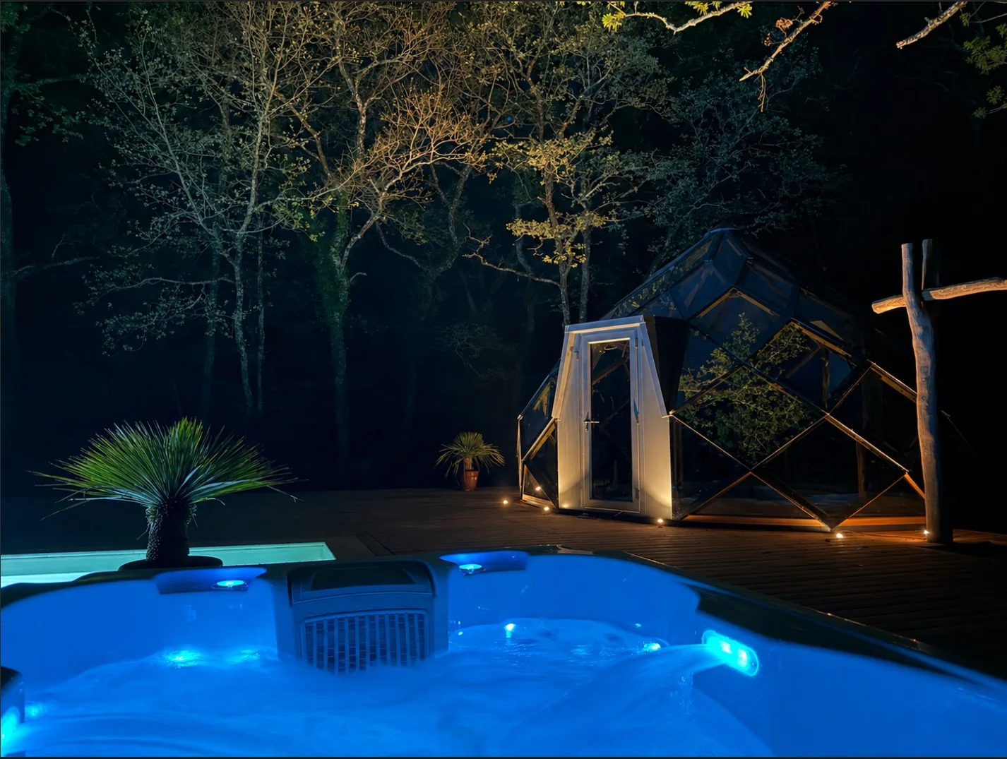 Le Zôme illuminé dans la nuit